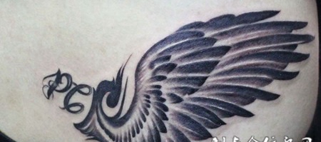 腰侧的翅膀纹身