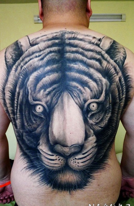满背虎头纹身