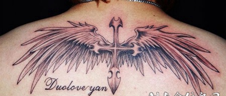 后背上的翅膀十字架纹身