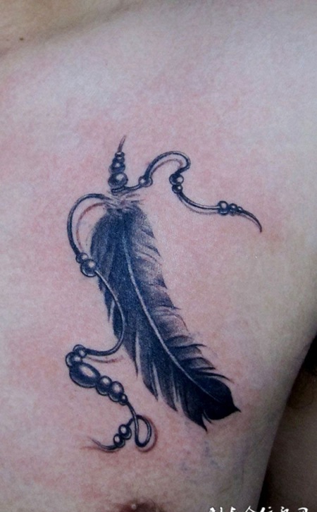 胸前的羽毛纹身