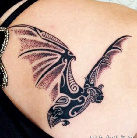 后背上的蝙蝠纹身