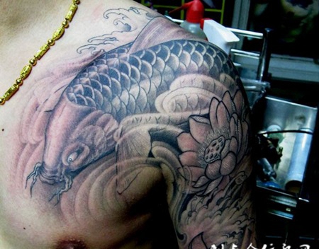 肩膀上的鲤鱼莲花纹身