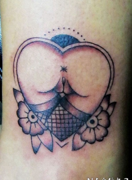 脚踝上的桃心纹身图案