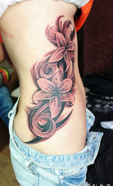 腰侧的百合花纹身