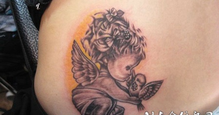腰侧的小天使纹身