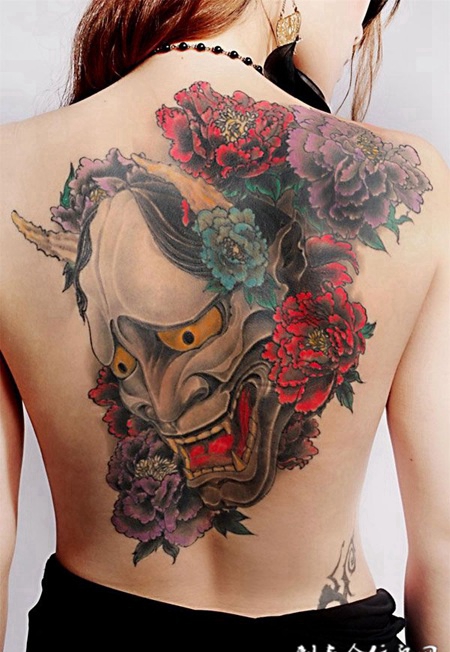 后背上的般若牡丹纹身