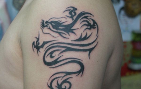 大臂黑色龙图腾纹身图案