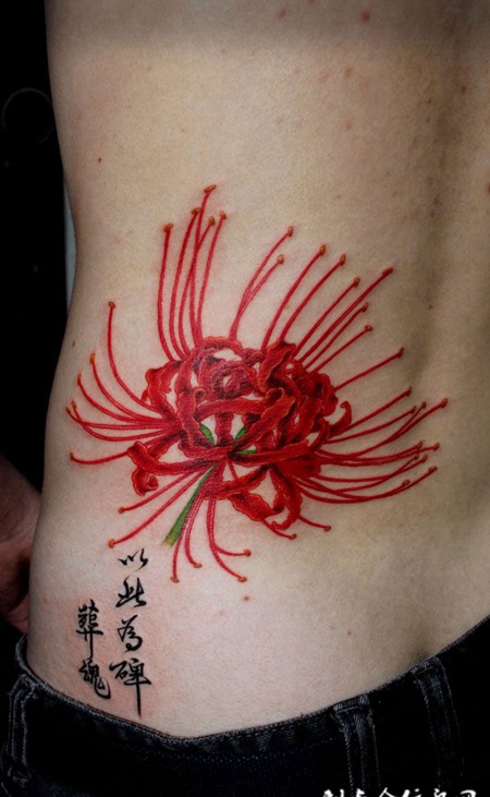 后腰上的彼岸花纹身