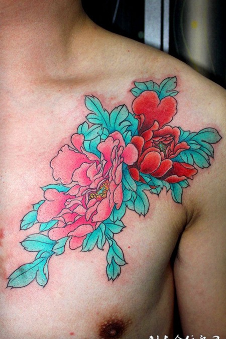 胸前的牡丹纹身