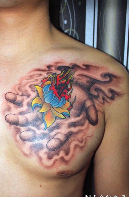 胸前的佛手莲花纹身