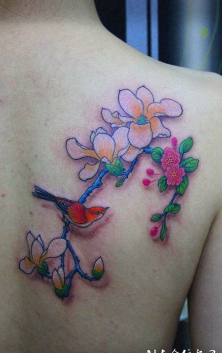 后背上的玉兰花纹身