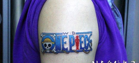 胳膊上的彩色文字纹身