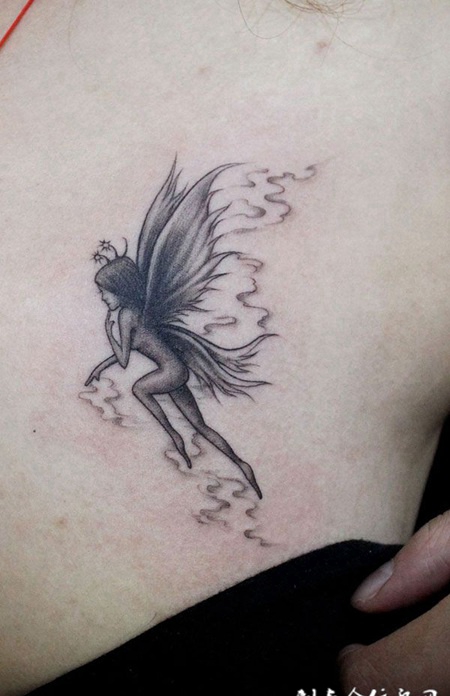 胸前的小精灵纹身