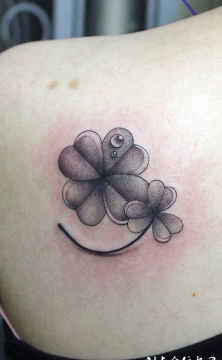 后背上的四叶草纹身