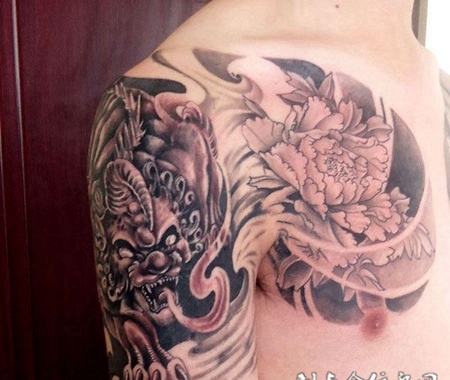 半胛貔貅牡丹纹身