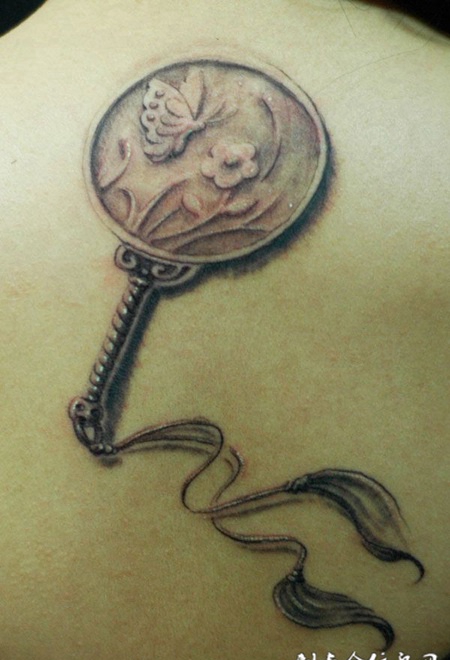 后背上的硬币钥匙纹身