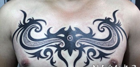 胸前的图腾纹身