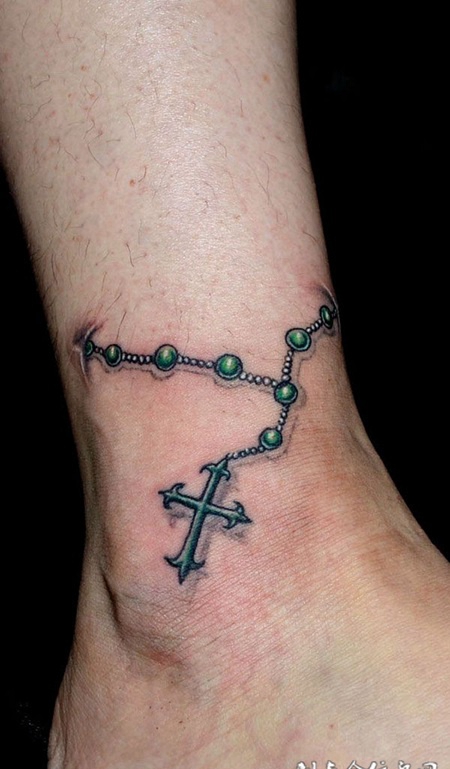 脚踝上的十字架脚链纹身