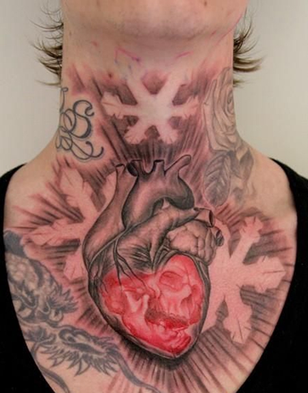 颈部个性心脏纹身图案