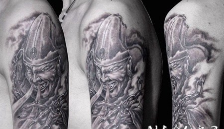 胳膊上的招魂使者纹身