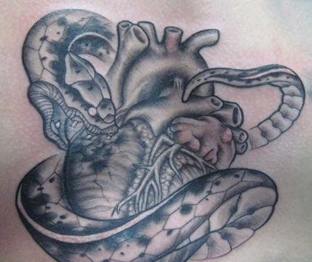 胸前个性蛇咬心脏纹身图案