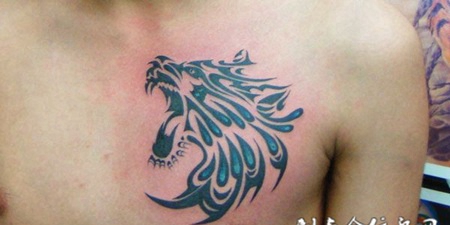 胸前的狼图腾纹身