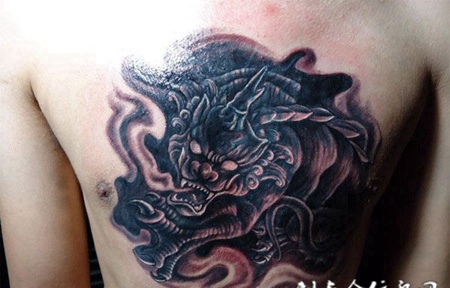 胸前的貔貅纹身