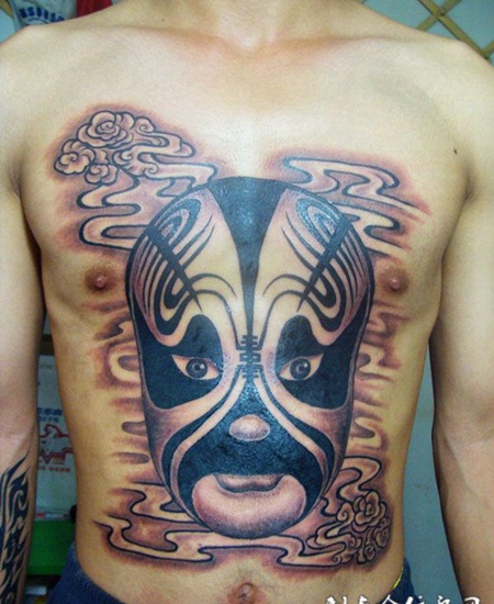 胸前的京剧脸谱纹身