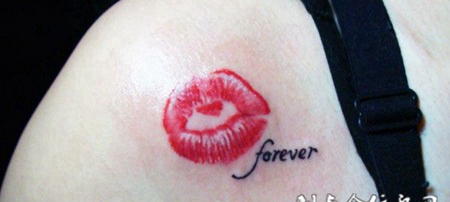 肩膀上的唇印纹身
