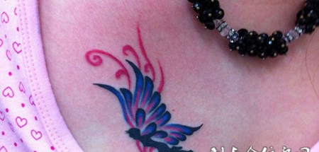 胸前的蝴蝶图腾纹身