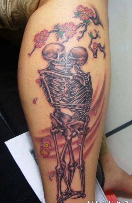 小腿上亲亲骷髅纹身