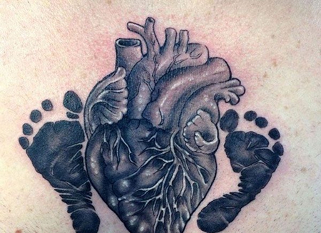 胸部黑色心脏脚印纹身图案