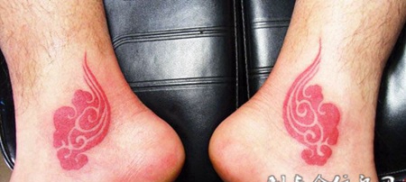 脚踝上的云层纹身