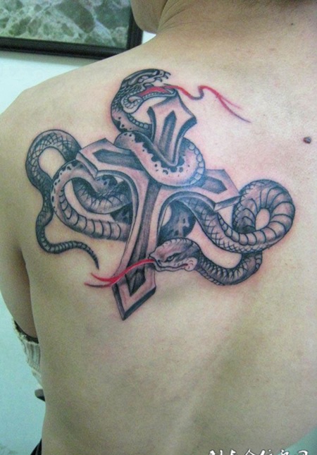 后背上的十字架与蛇纹身