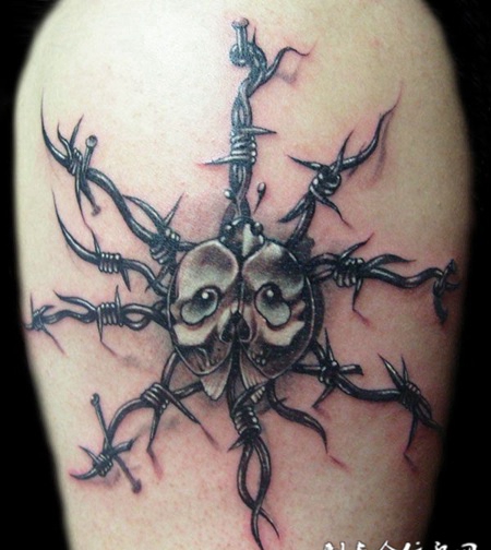 胳膊上的荆棘甲壳虫纹身