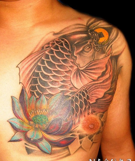 胸前鲤鱼莲花纹身