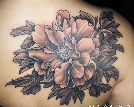 后背上的传统牡丹纹身