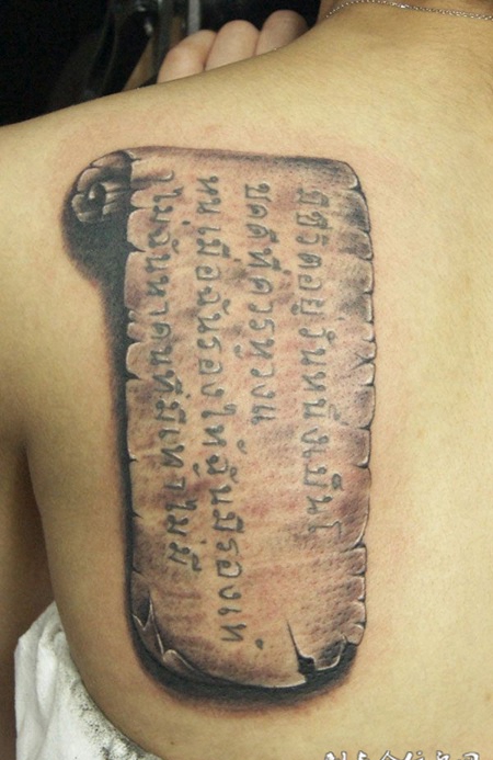 后背上的羊皮卷英文纹身