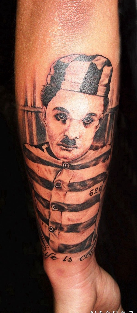 胳膊上的卓别林纹身