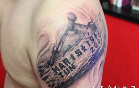 胳膊上的木板纹身