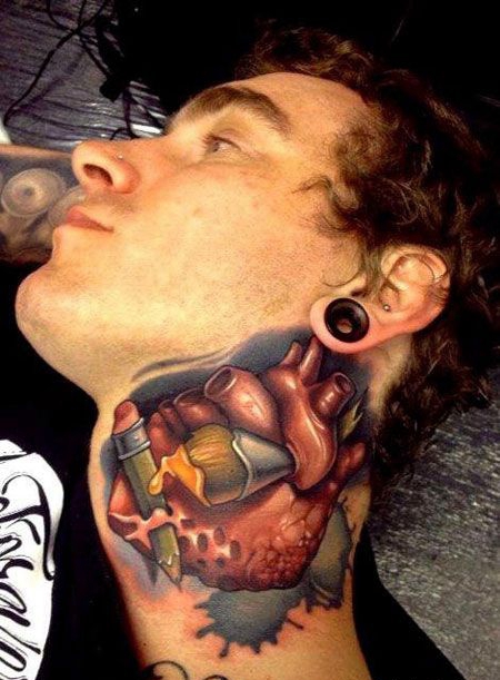 颈部个性的心脏纹身图案