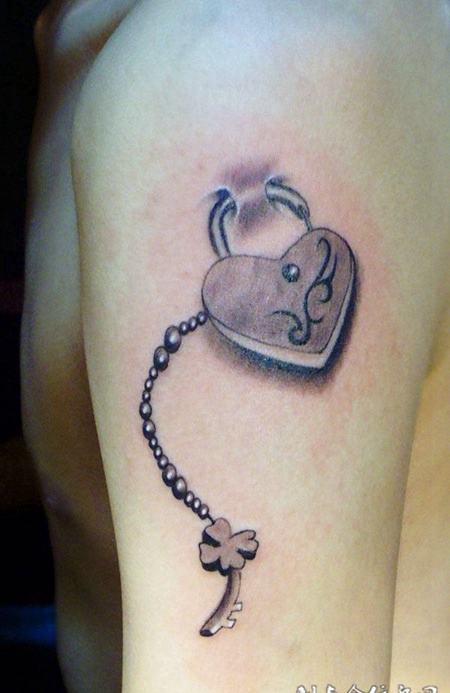 胳膊上的钥匙与锁纹身