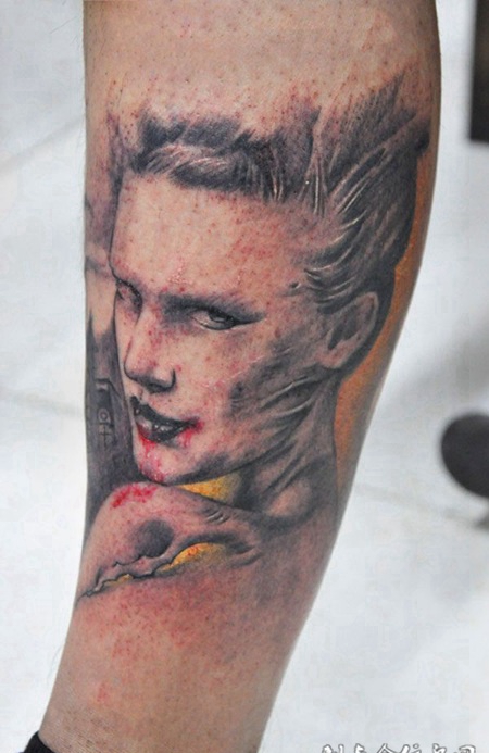 小腿上的吸血鬼纹身