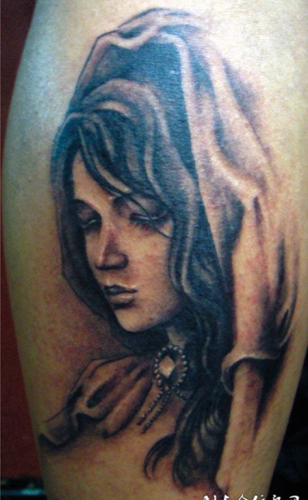 小腿上的美女纹身