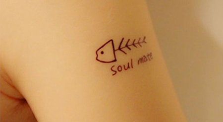 手臂简约鱼骨纹身图案