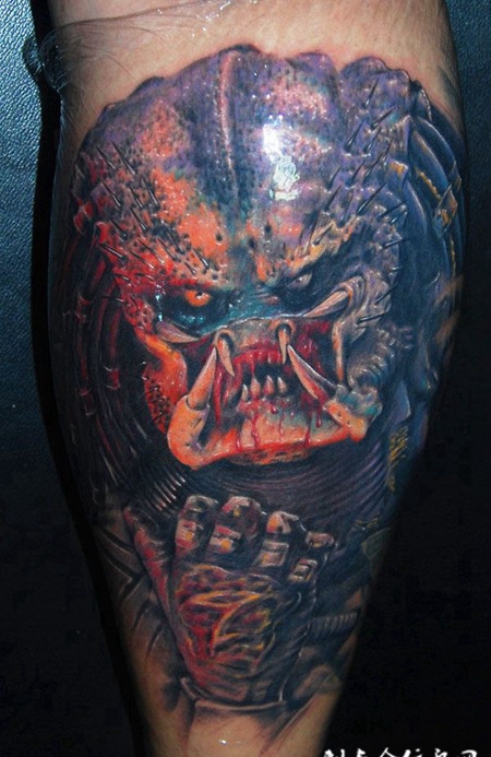 小腿上的铁血战士纹身