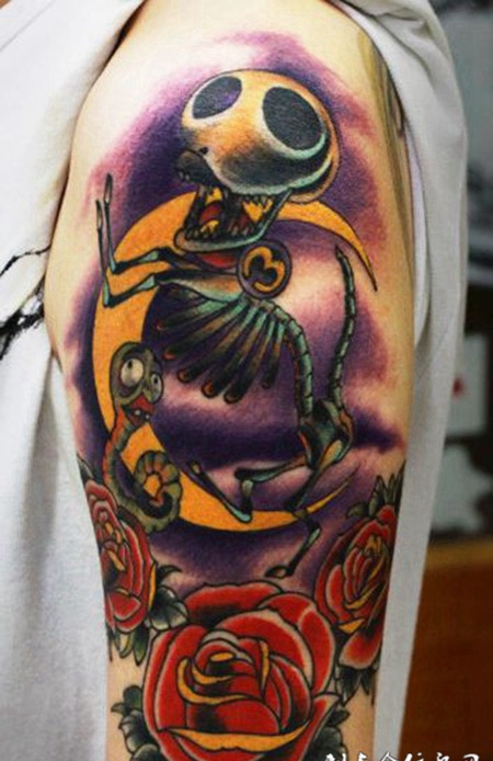 胳膊上的骷髅月牙纹身