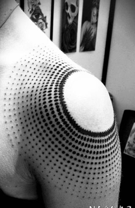 胳膊上的太阳点刺纹身