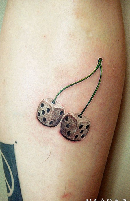 小腿上的色子纹身