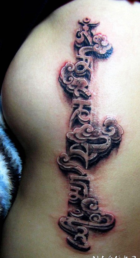 后背上的花体字纹身